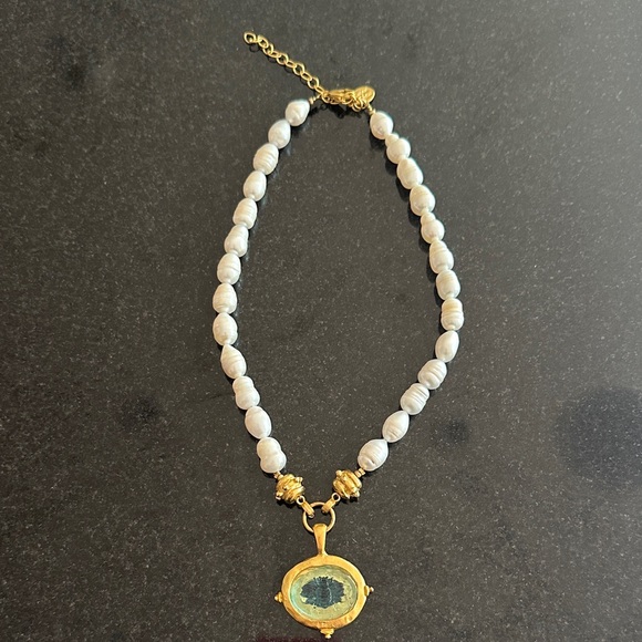 SUSAN SHOW GOLD SINGLE TONE VENETIAN GLASS BEE ADJUSTABLE PEARL NECKLACE - Picture 2 of 6